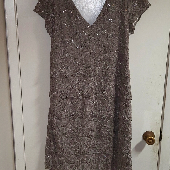 roz & ali lace and sequin dress cocktail dress. - Picture 4 of 4